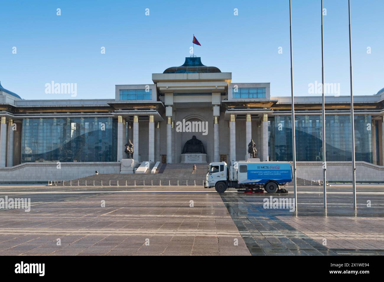 Reinigungsfahrzeug, Kehrmaschine vor dem mongolischen Regierungspalast, Staatspalast, parlamentsgebäude mit Statue von Dschingis Khan in der Hauptstadt Stockfoto