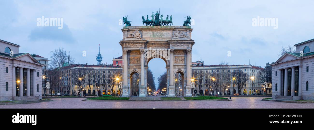 Mailand - Arco della Pace - Friedensbogen in der Morgendämmerung. Stockfoto