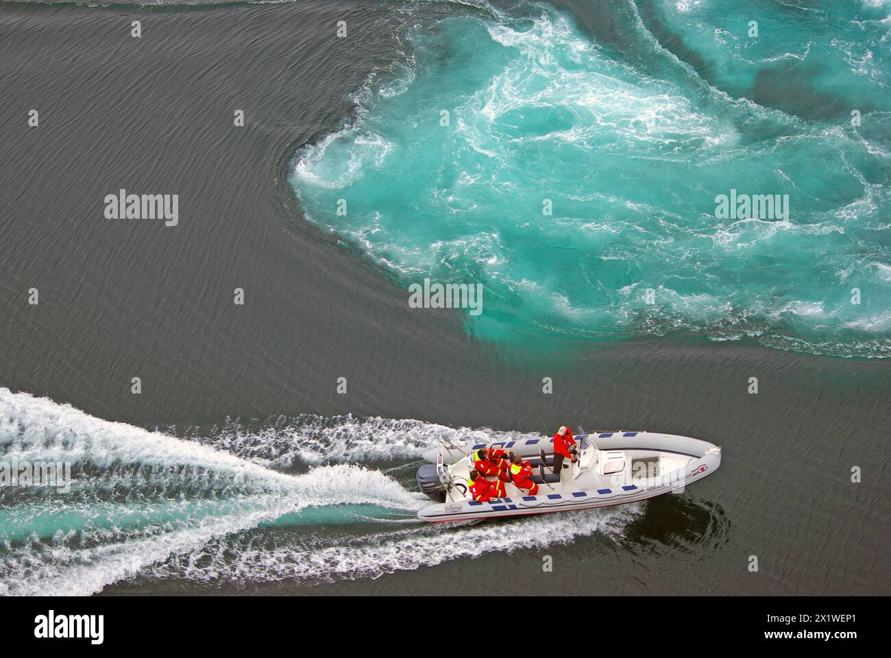 Motorboot mit Passagieren zwischen Gezeitenwirbeln im Meer, Saltstraumen, Bodoe, Nordland, Norwegen Stockfoto