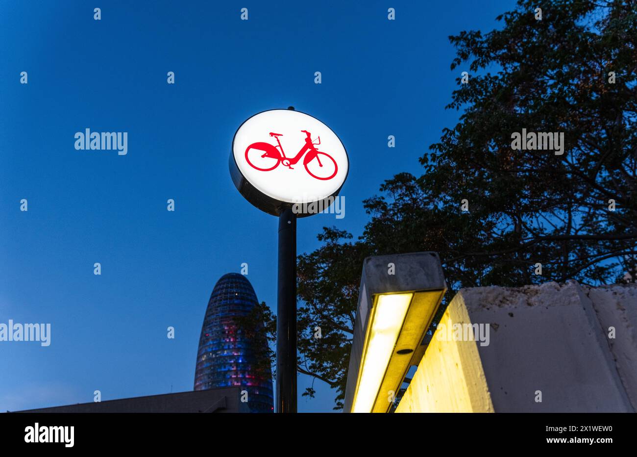 Beleuchtetes Schild für eine Fahrradverleihstation in Barcelona, Spanien Stockfoto