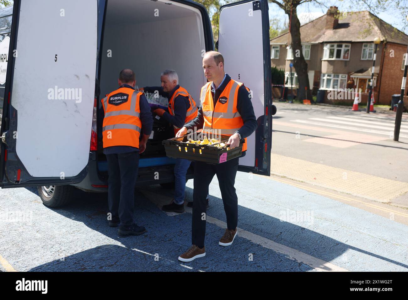 Der Prince of Wales liefert Nachschub von Surplus an Supper während eines Besuchs im Hanworth Centre Hub Jugendzentrum in Feltham, West London, das eine Reihe von Dienstleistungen zur Schaffung einer sichereren und besser vernetzten Gemeinschaft anbietet. Bilddatum: Donnerstag, 18. April 2024. Stockfoto