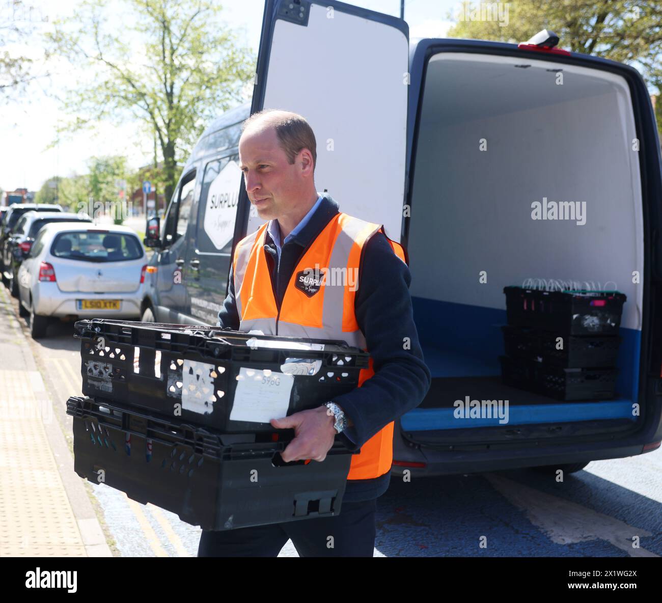 Der Prince of Wales liefert Nachschub von Surplus an Supper während eines Besuchs im Hanworth Centre Hub Jugendzentrum in Feltham, West London, das eine Reihe von Dienstleistungen zur Schaffung einer sichereren und besser vernetzten Gemeinschaft anbietet. Bilddatum: Donnerstag, 18. April 2024. Stockfoto