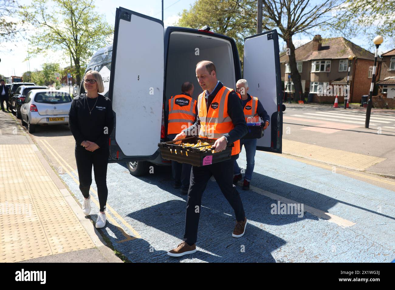 Der Prince of Wales liefert Nachschub von Surplus an Supper während eines Besuchs im Hanworth Centre Hub Jugendzentrum in Feltham, West London, das eine Reihe von Dienstleistungen zur Schaffung einer sichereren und besser vernetzten Gemeinschaft anbietet. Bilddatum: Donnerstag, 18. April 2024. Stockfoto
