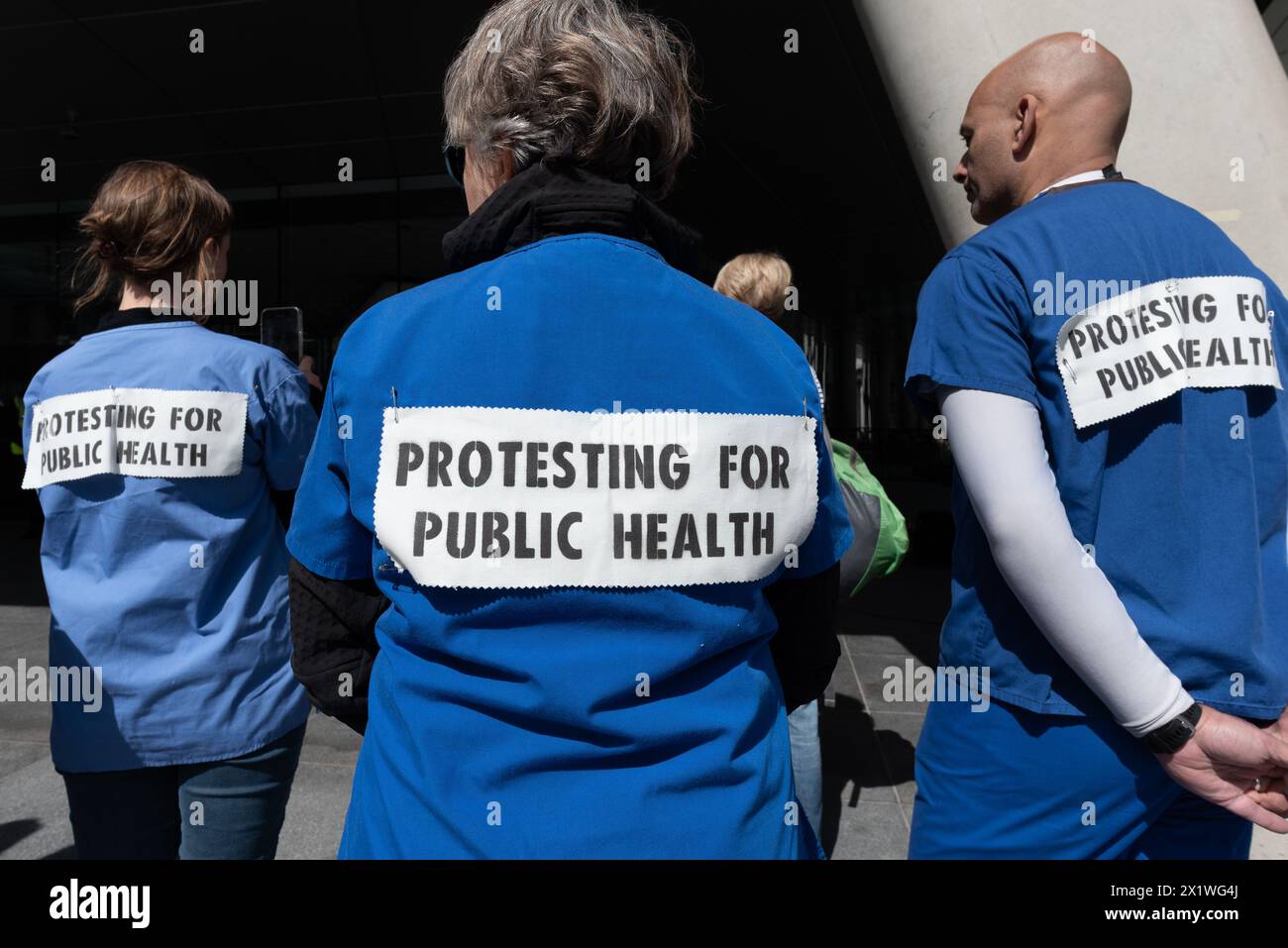 London, Großbritannien. 18. April 2024. Ärzte, Gesundheitspersonal und Patienten veranstalten einen Klimaprotest vor dem Büro des General Medical Council (GMC) im Zentrum Londons. Sie forderten das GMC auf, die globale Erwärmung als Gesundheitskrise anzuerkennen, Mittel, einschließlich Pensionen, von fossilen Brennstoffunternehmen zu veräußern und Solidarität mit den GPS-Mitgliedern zu fordern, die nach Verurteilungen wegen friedlichen Klimaprotests vor Gericht stehen. Quelle: Ron Fassbender/Alamy Live News Stockfoto