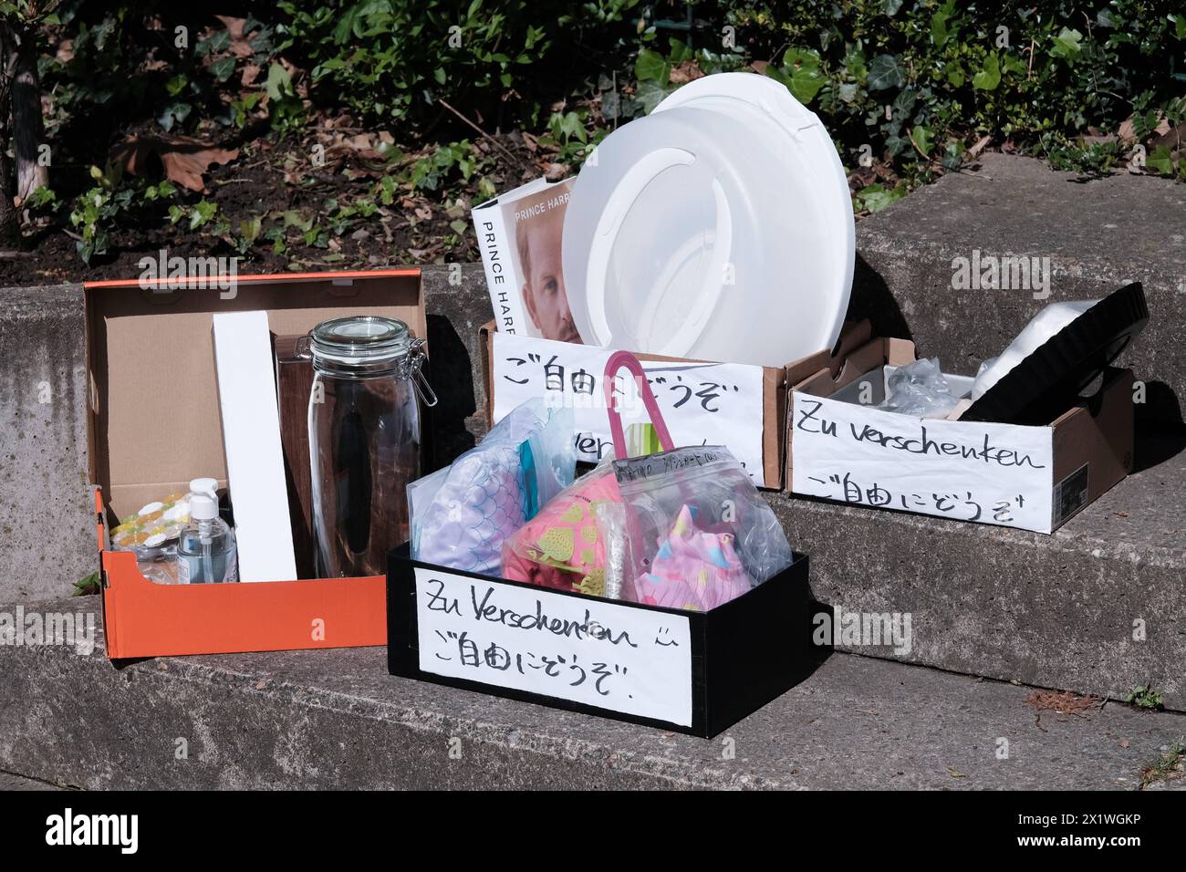Düsseldorf 18.04.2024 zu Verschenken Boxen Bürgersteig Ausmisten Frühjahrsputz Recycling Strassenrand Bussgeld Bußgeld Genehmigung Ordnungsamt Müllabladung Müllentsorgung Spende japanische Schriftzeichen japanisch Japan Düsseldorf Nordrhein-Westfalen Deutschland *** Düsseldorf 18 04 2024 verschenken Boxen Gehsteig, die die Frühjahrsputz-Reinigung und Recycling-Straßenränder ausrotten Bußgeldbewilligung öffentliche Ordnung Amt Abfallentsorgung Spende japanische Schriftzeichen Japan Düsseldorf Nordrhein-Westfalen Deutschland Stockfoto
