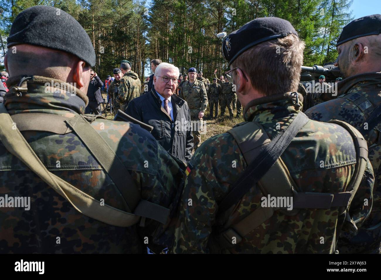 Bundespraesident Frank-Walter Steinmeier besuchte am 18.04.2024 die Panzertruppenschule und den Truppenuebungsplatz Münster. *** Bundespräsident Frank Walter Steinmeier besuchte am 18. April 2024 das Münsterer Panzerschul- und Ausbildungsgebiet Stockfoto