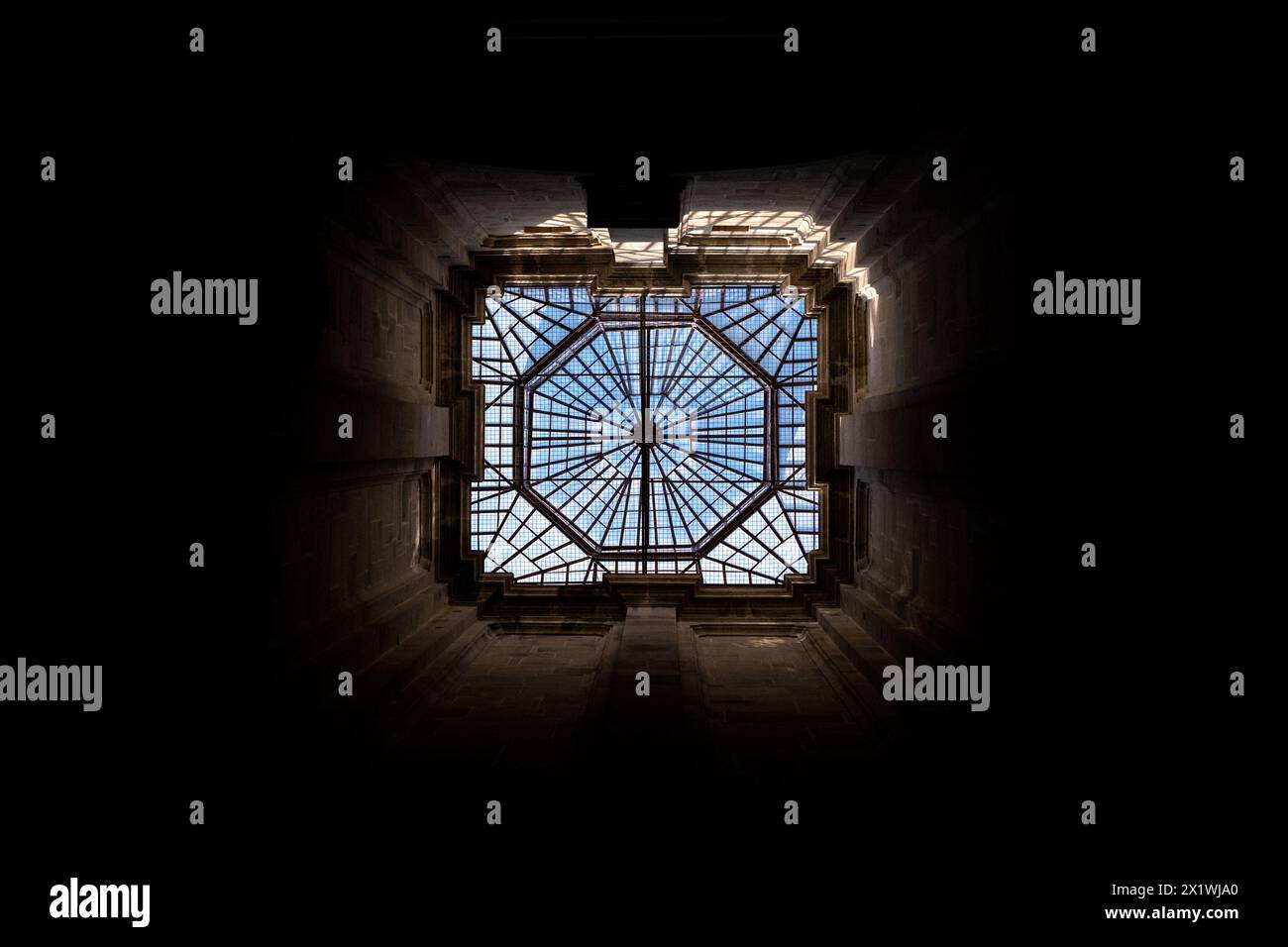 Glasdach des Centro Portugues de Fotografia, dem portugiesischen Zentrum für Fotografie, einem Museum mit Ausstellungen zeitgenössischer portugiesischer Fotogra Stockfoto