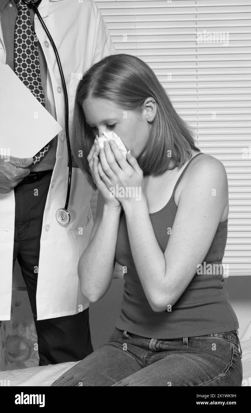 Teenager mit Kleenex auf der Nase Stockfoto