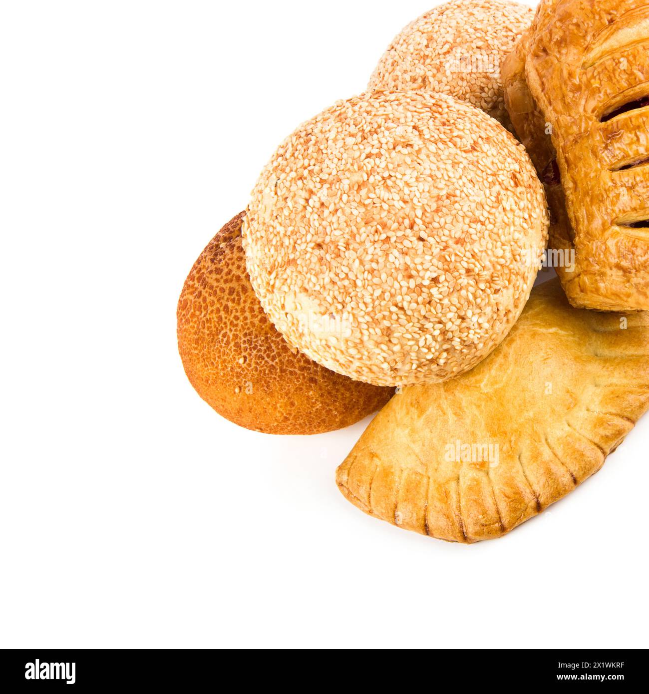 Gebäck, Brötchen und Brot auf weißem Hintergrund. Es ist freier Platz für Text vorhanden. Stockfoto