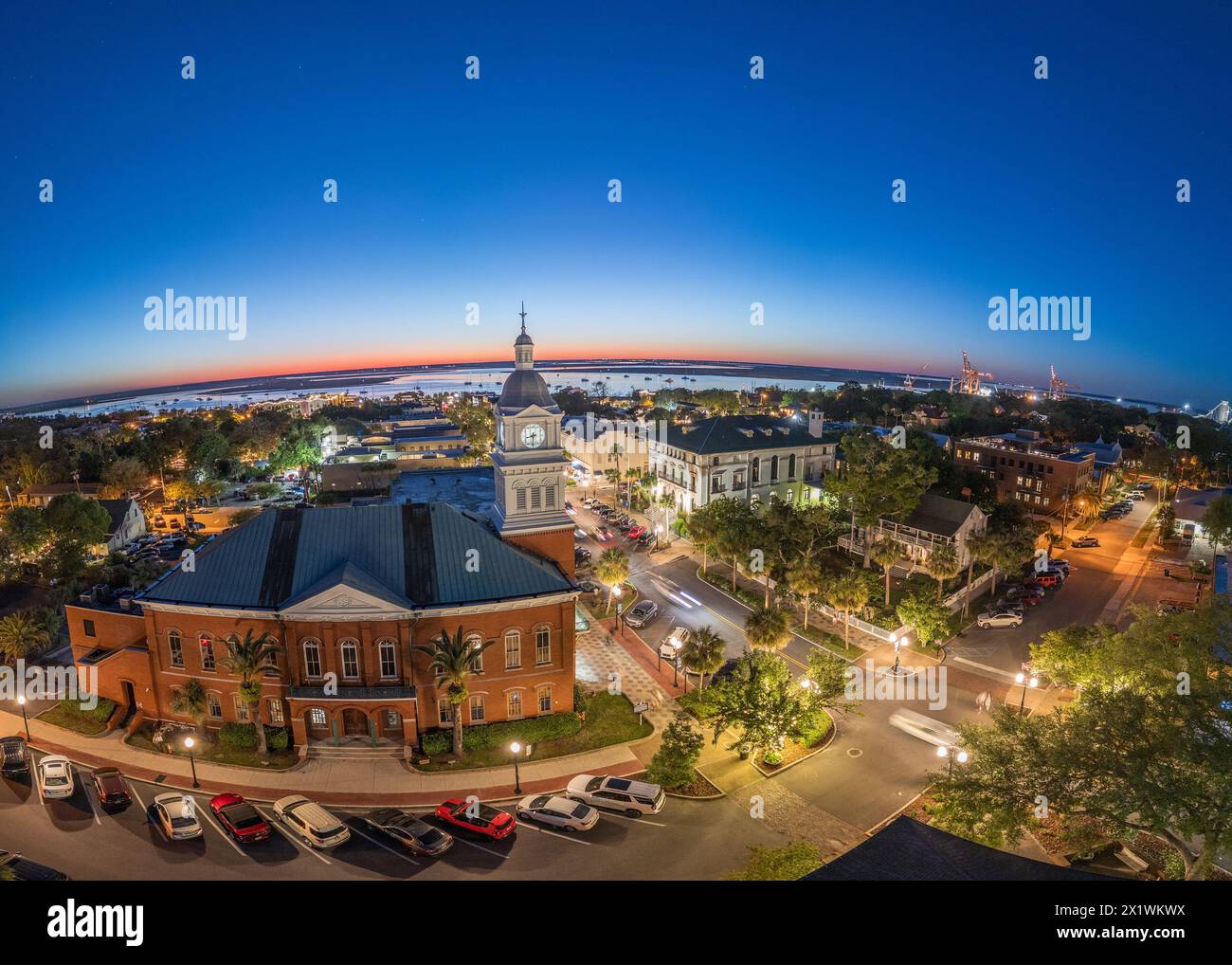 Fernandina Beach, Florida, USA, historische Stadtlandschaft in der Abenddämmerung. Stockfoto