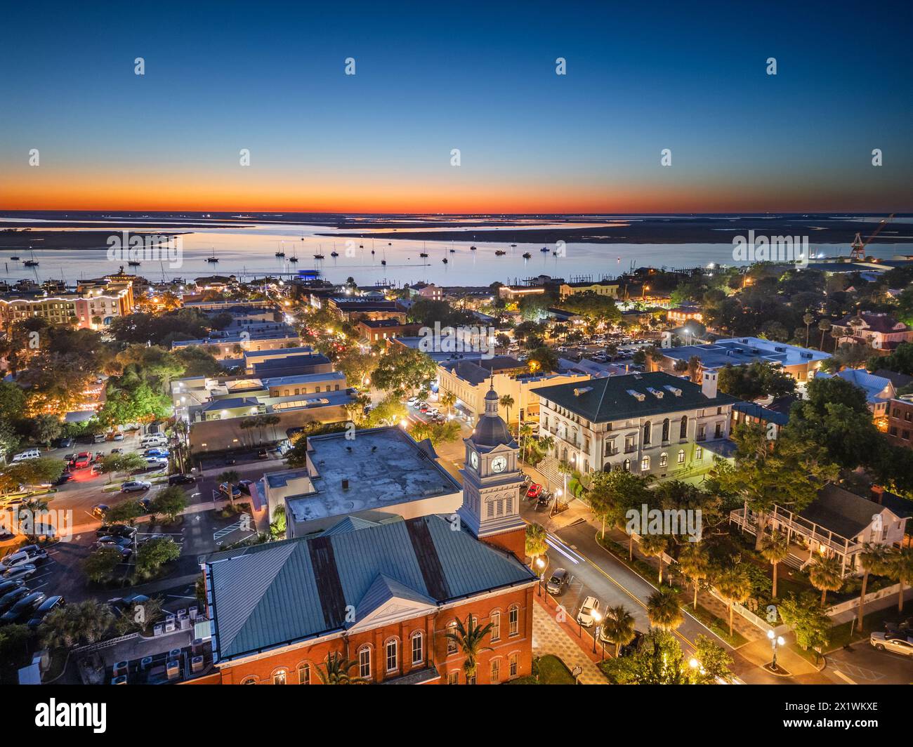 Fernandina Beach, Florida, USA, historische Stadtlandschaft in der Abenddämmerung. Stockfoto
