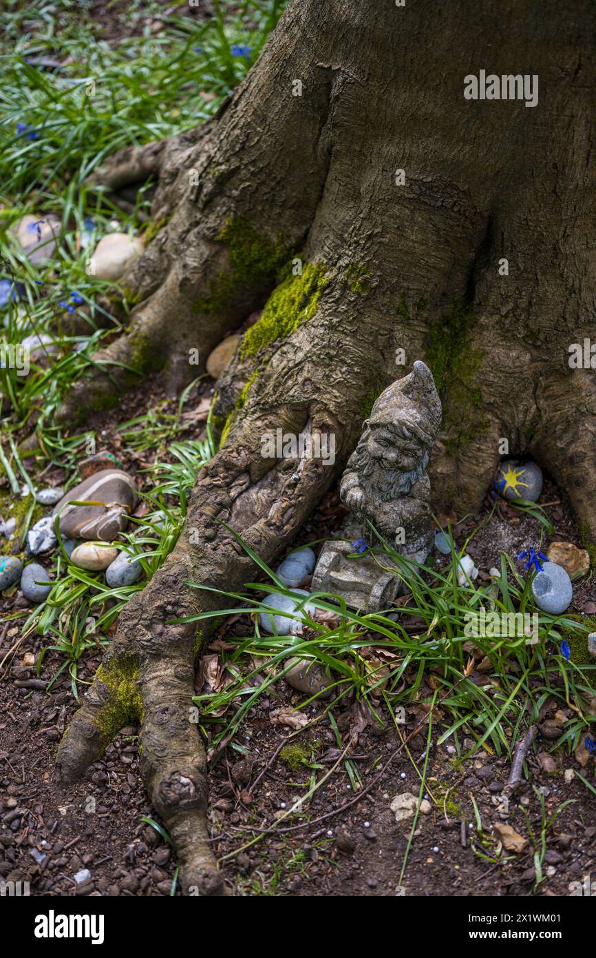 GNOME und gemalte Steine, Chazey Wood, Mapledurham, Oxfordshire, England, UK.GB Stockfoto