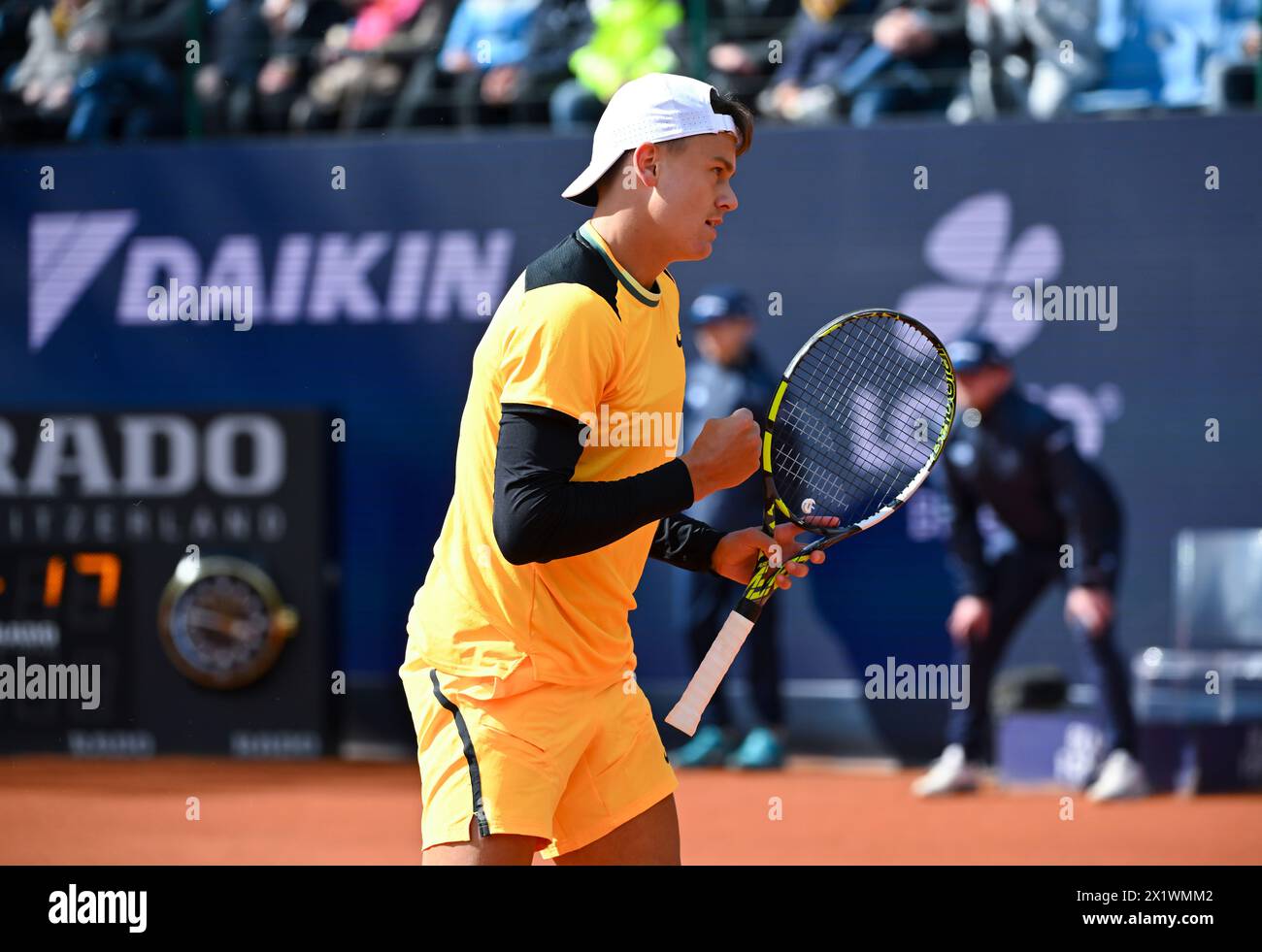 Denmark's Holger Rune reacts after winning a point as he plays Colombia's Daniel Galan during the ATP tennis tournament in Munich, Germany, Thursday, April 18, 2024. (Sven Hoppe/dpa via AP) Stockfoto