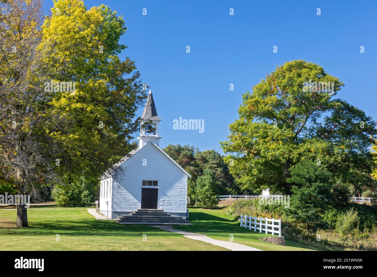 Saugatuck, Michigan – die Gibson Church, eine kleine Landkirche, die 2010 in das Felt Estate verlegt wurde. Heute heißt es die Kapelle am Ufer des Acres. Stockfoto