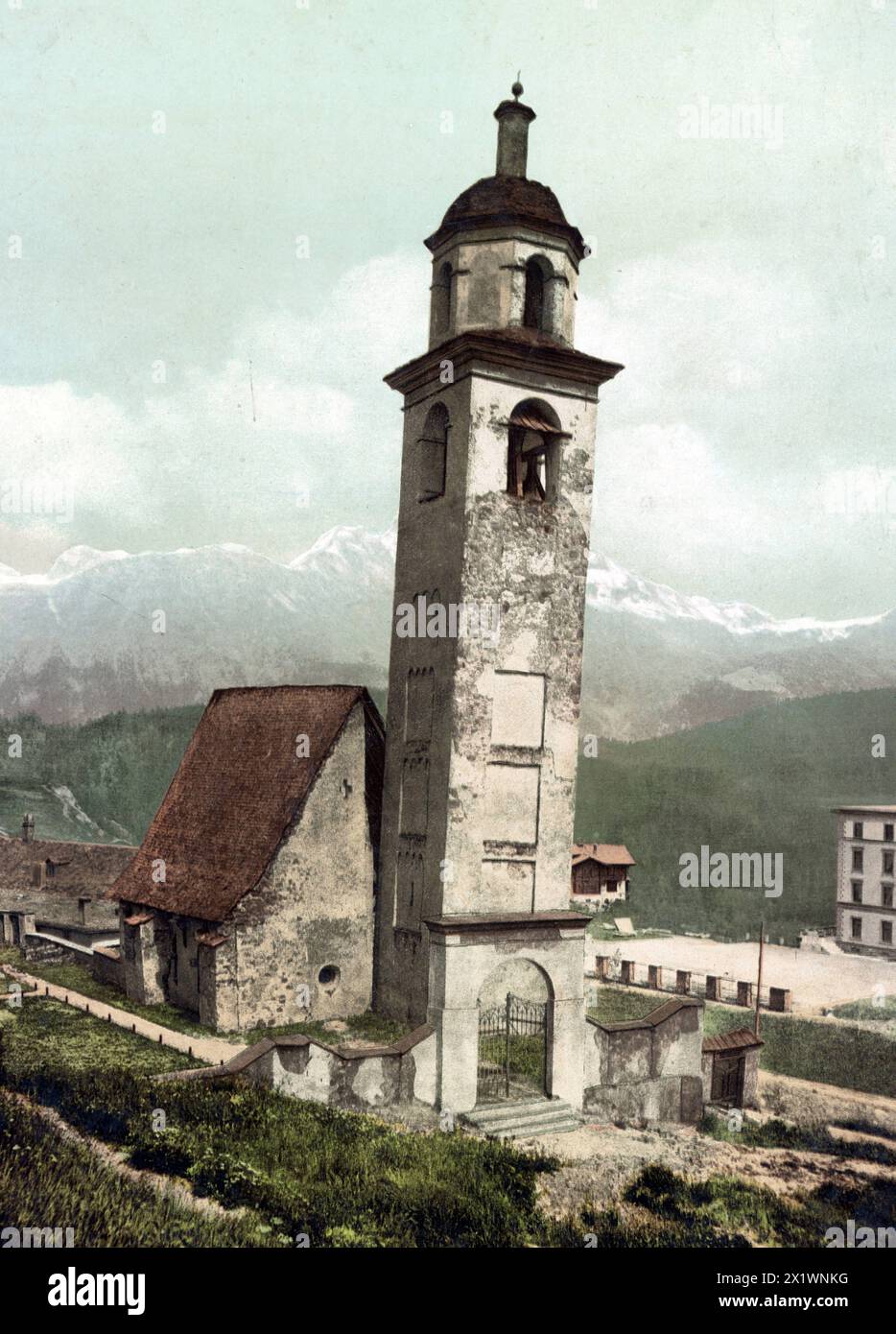 Der Schiefer Turm von St. Moritz ist ein Kirchturm in der Schweizer Gemeinde St. Moritz. Er ist ein Überrest der 1893 abgerissenen St-Mauritius-Kirche, Stockfoto