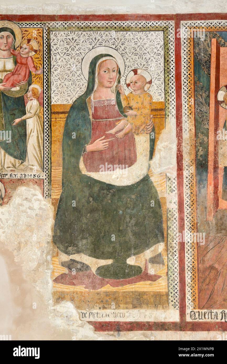 Madonna mit Kind. Fresko-Zyklus der Umbrischen Schule aus dem 15. Jahrhundert. Kirche San Giovanni Battista. Arrone. Valnerina. Umbrien. Italien Stockfoto