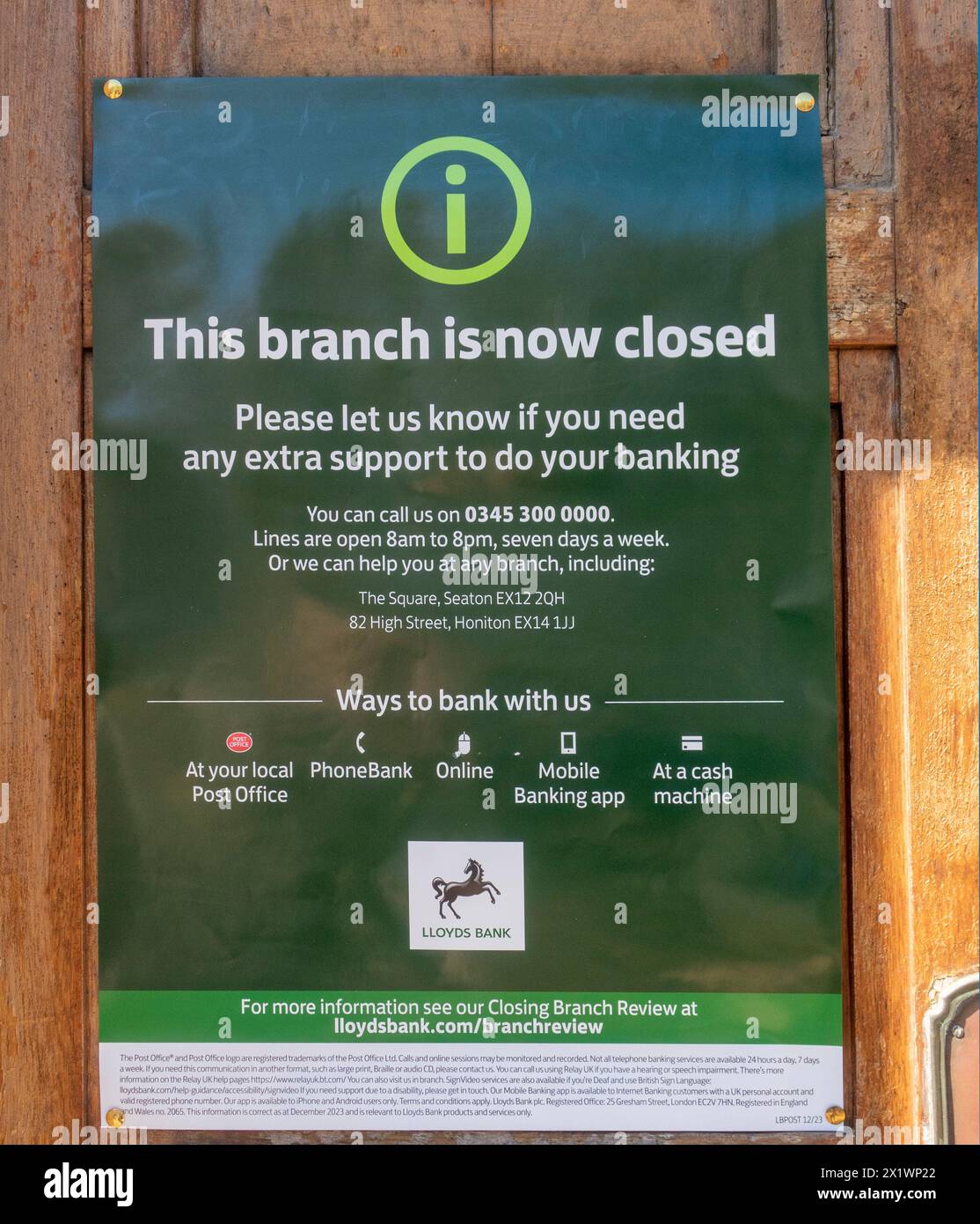 Ein Hinweis an der Tür der Lloyds Bank, der die Schließung der Sidmouth-Filiale erklärt, der letzten Bank in der kleinen Stadt Devon. Stockfoto