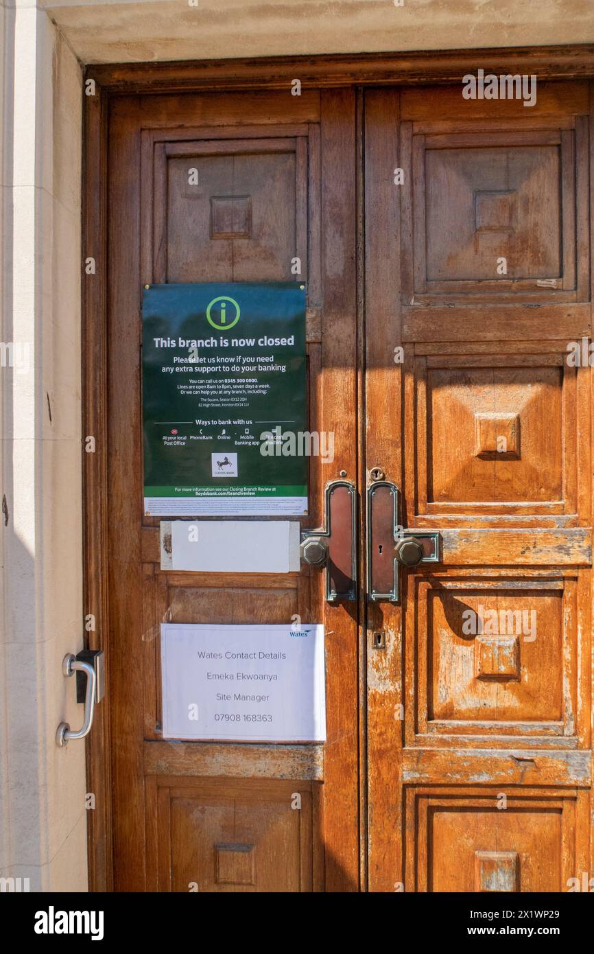 Ein Hinweis an der Tür der Lloyds Bank, der die Schließung der Sidmouth-Filiale erklärt, der letzten Bank in der kleinen Stadt Devon. Stockfoto