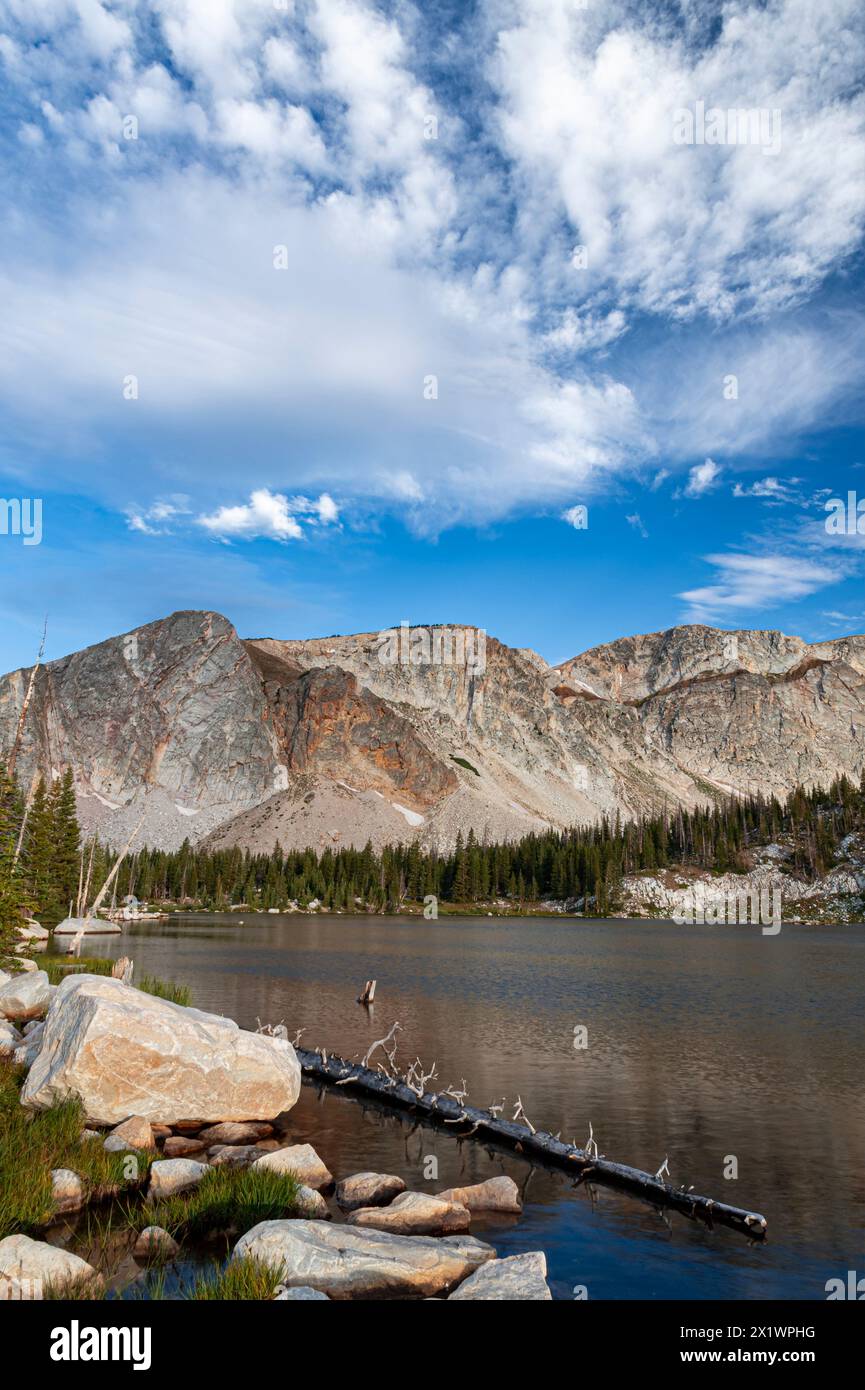 Mirror Lake sitzt windgestört und nicht spiegelnd wie mit wunderschönen geschwollenen Wolken und Medicine Bow PAEK, die darauf warten, sich auf das Wasser zu konzentrieren, wenn es sich beruhigt. Stockfoto