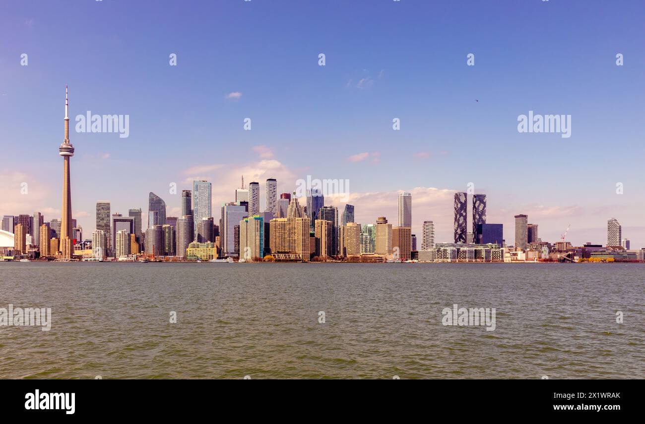 Die sich ständig verändernde Uferpromenade von Toronto. Besonders die Hochhauswohnungen haben das Stadtbild in den letzten Jahren dramatisch verändert. Stockfoto