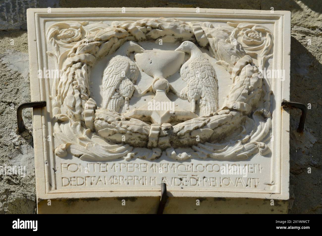 Wappen der Kamaldoleser Kongregation. Externer Brunnen des Klosters von Camaldoli. Poppi. Toskana. Italien Stockfoto