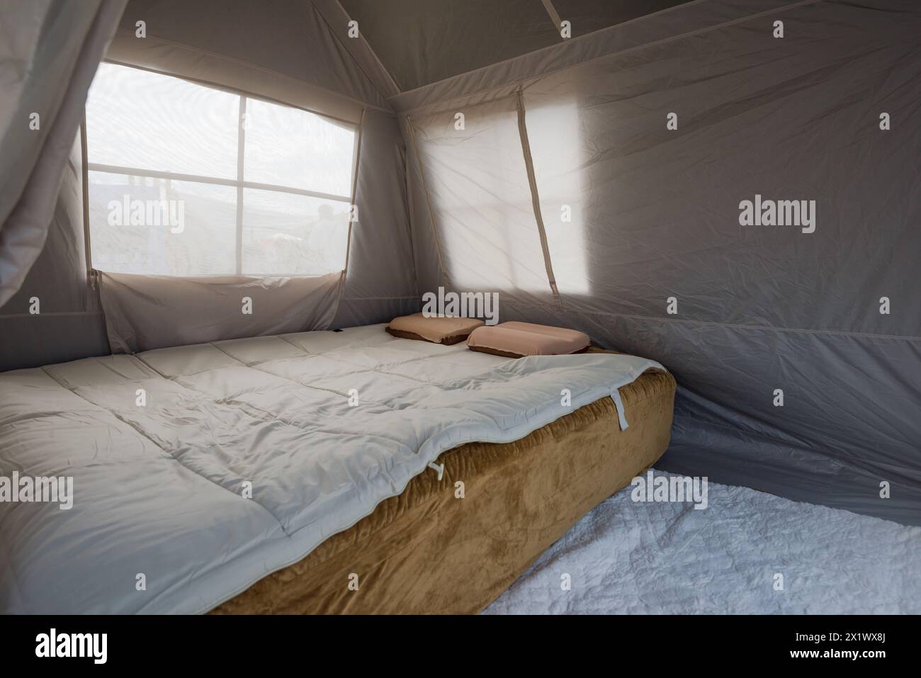 Ein temporäres zwangloses Outdoor-Zelt-Schlafzimmer-Display Stockfoto