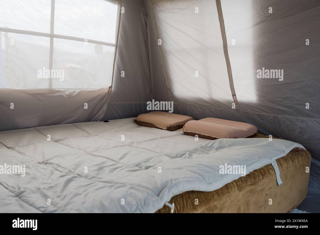 Ein temporäres zwangloses Outdoor-Zelt-Schlafzimmer-Display Stockfoto