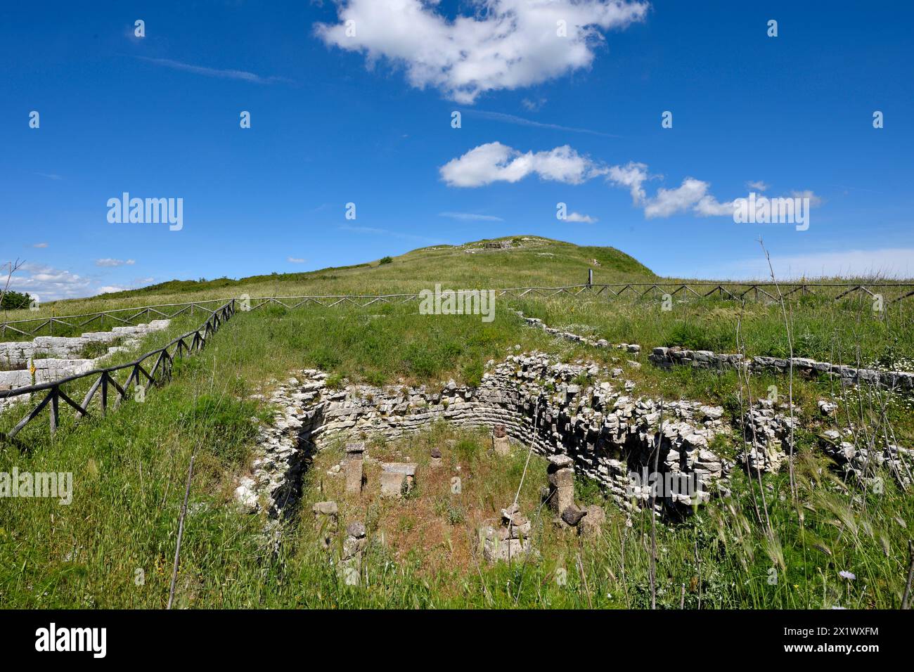 Heilige Area Terrace 2. Archäologisches Gebiet von ​​monte Adranone. Sambuca di Sicilia. Sizilien Stockfoto