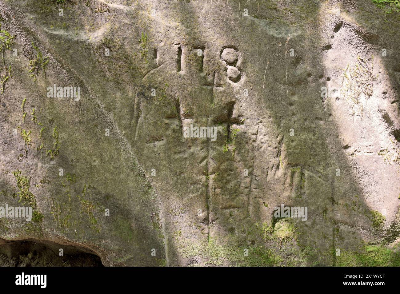 Felszeichnungen entlang der Mauern des Spaltsteins von Tallcano. Acquasanta Terme. Marken. Italien Stockfoto