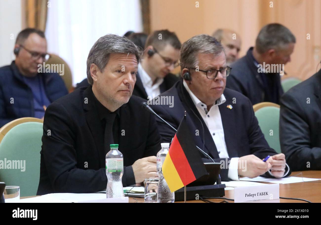Nicht exklusiv: KIEW, UKRAINE - 18. APRIL 2024 - Vizekanzler, Bundesminister für Wirtschaft und Klimapolitik der Bundesrepublik G Stockfoto
