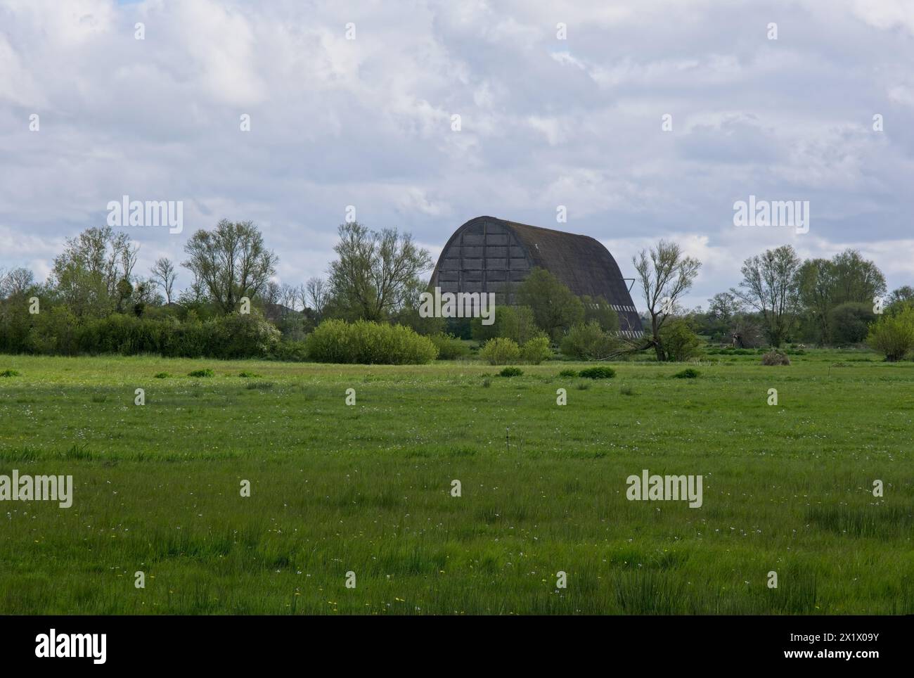 Ecausseville, Frankreich - 18. April 2024: Der erste hölzerne Hangar wurde zwischen Januar und August 1917 gebaut, als er sein erstes Luftschiff beherbergte. Sonniger Frühlingstag. Se Stockfoto