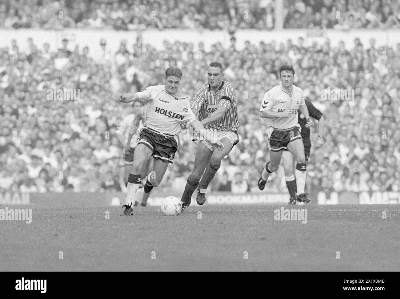 Paul Gascoigne hat sein Hemd von Vinnie Jones (Sheffield United) Tottenham Hotspur gegen Sheffield United am 20. Oktober 1990 gezogen Stockfoto