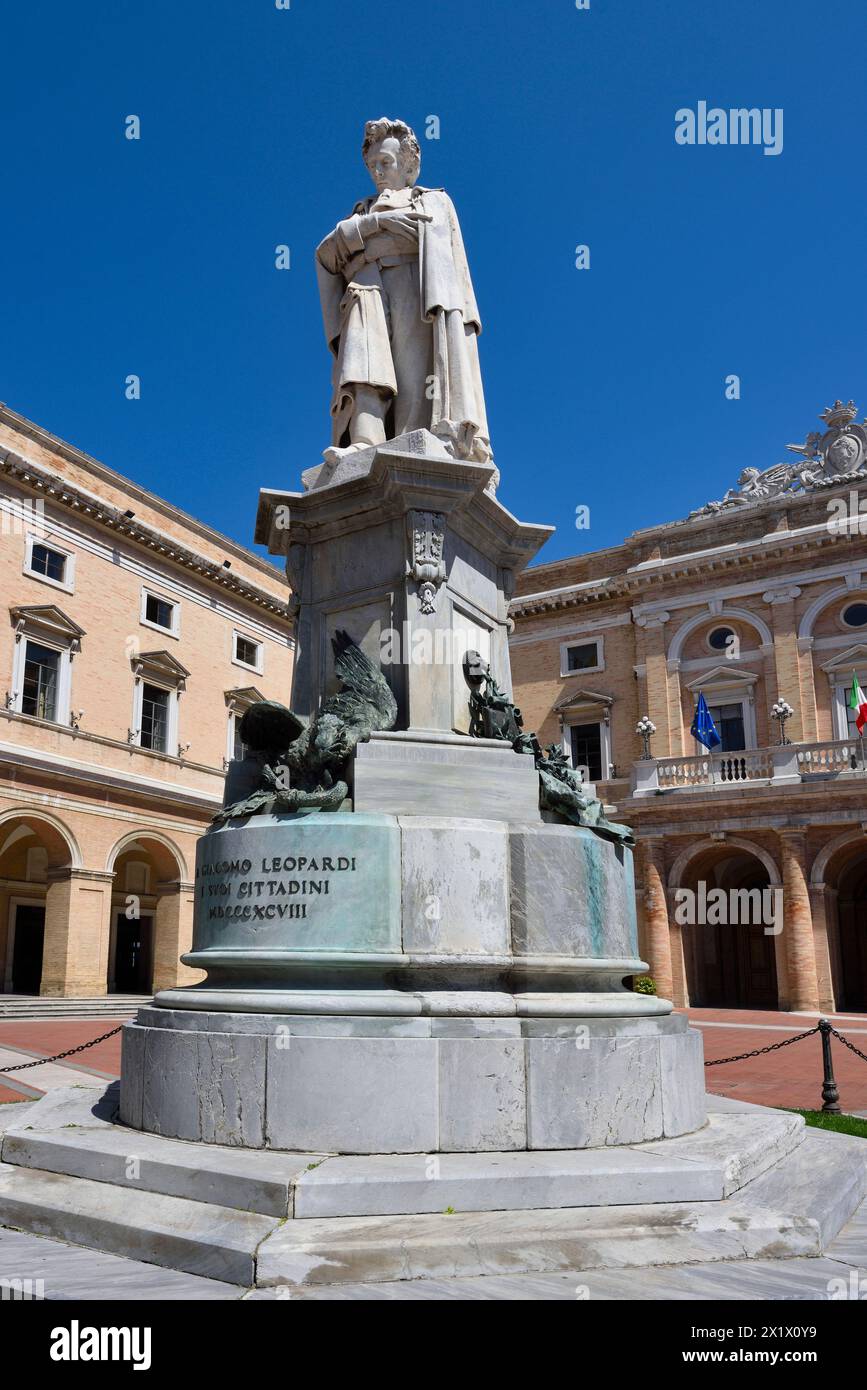 Piazza Leopardi mit dem Denkmal für Giacomo Leopardi. Recanati. Marken. Italien Stockfoto