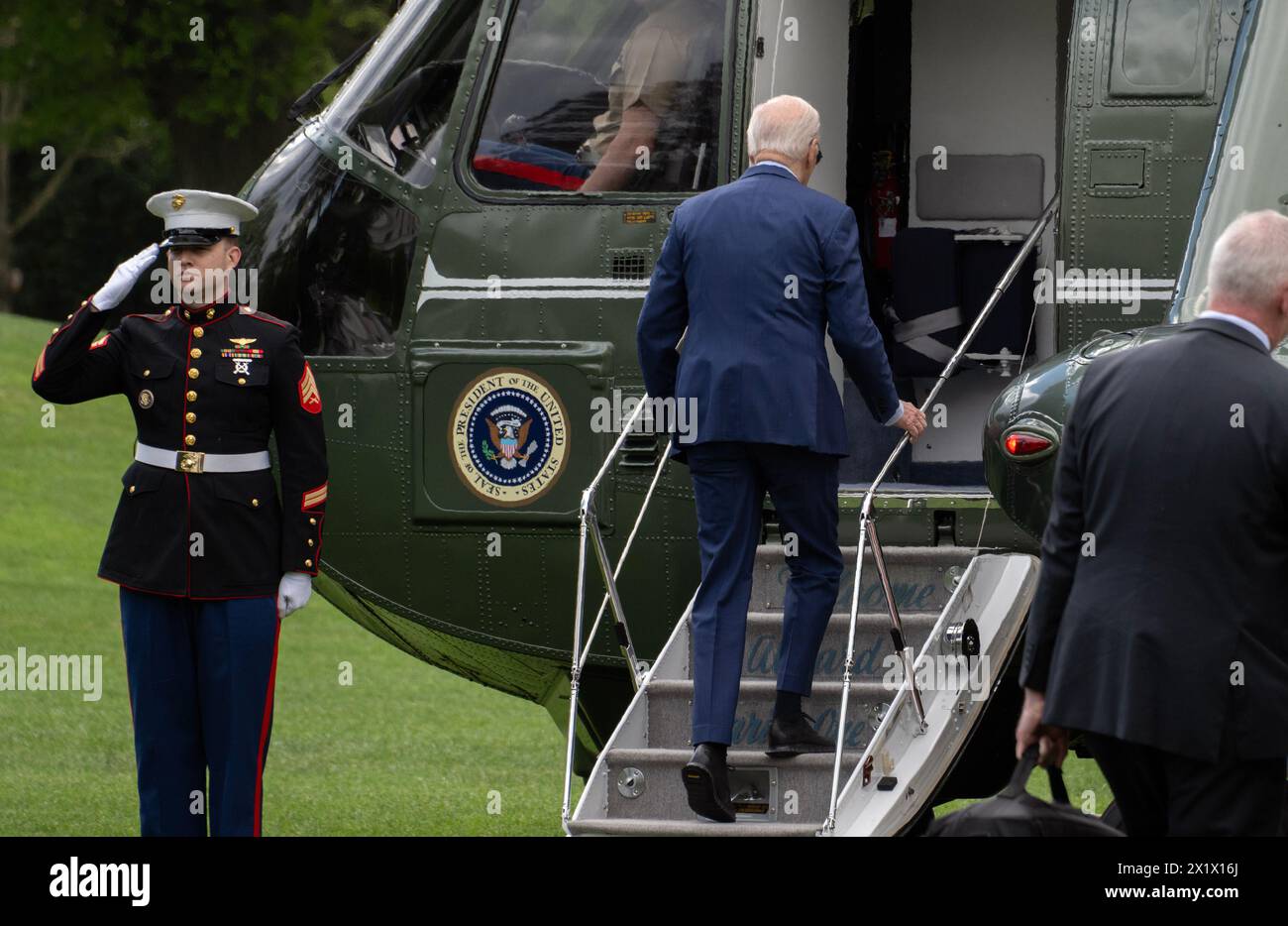 Washington, Usa. April 2024. Präsident Joe Biden verlässt am Donnerstag, den 18. April 2024, das Weiße Haus in Washington DC auf dem Weg nach Philadelphia, Pennsylvania. Der Präsident wird an zwei Wahlkampfveranstaltungen teilnehmen, bevor er am späten Nachmittag ins Weiße Haus zurückkehrt. Foto: Ron Sachs/UPI Credit: UPI/Alamy Live News Stockfoto