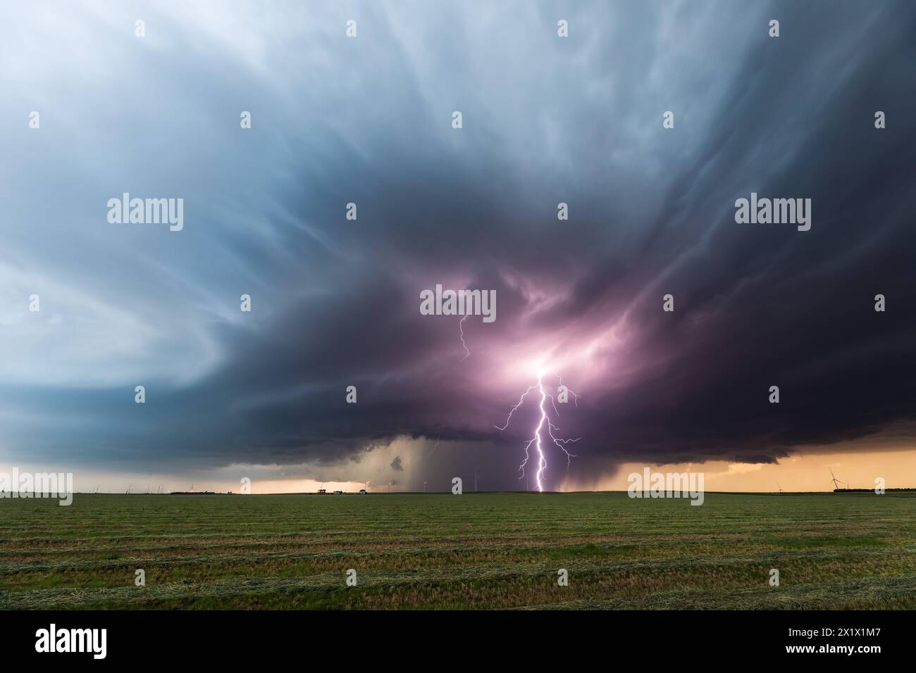 Unwetter. Ein Gewitter traf über einem Feld in Colorado Stockfoto