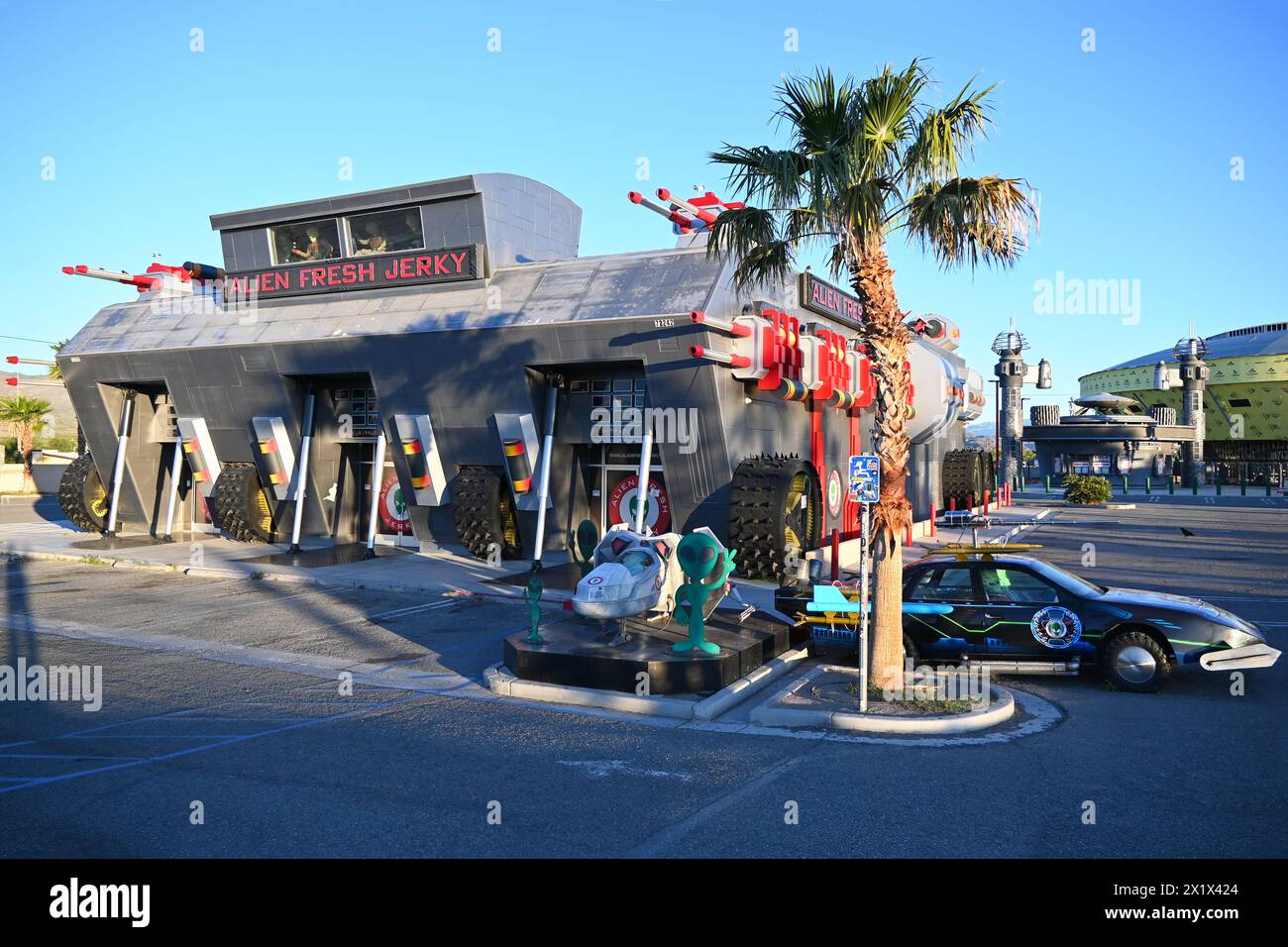 BAKER, KALIFORNIEN - 14. April 2024: Der Alien Fresh Jerky Store in Baker CA, an der I-15 und Route 127. Stockfoto