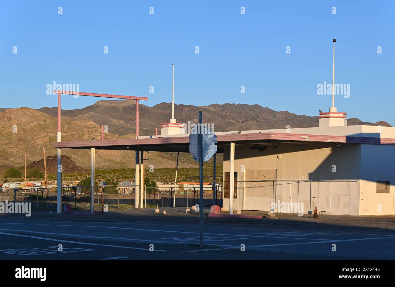 BAKER, KALIFORNIEN - 14. April 2024: Geschäftsschluss an der Baker Road und dem I-15 Freeway. Stockfoto