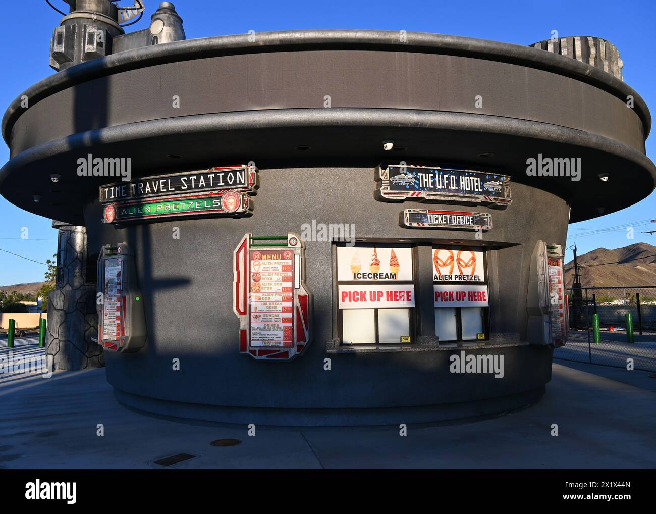 BAKER, KALIFORNIEN - 14. April 2024: The Time Travel Station im Alien Jerky Store. Stockfoto