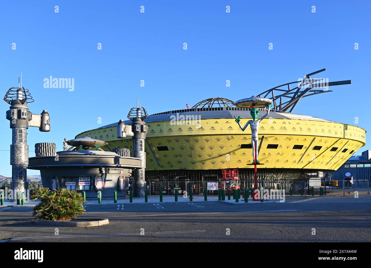 BAKER, KALIFORNIEN - 14. APR 2024: Das UFO Hotel wird im Alien Fresh Jerky Store gebaut. Stockfoto