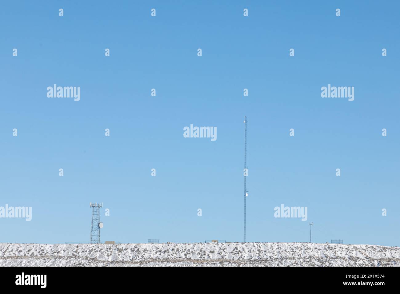 Mehrere Kommunikationstürme an einem Hang Stockfoto