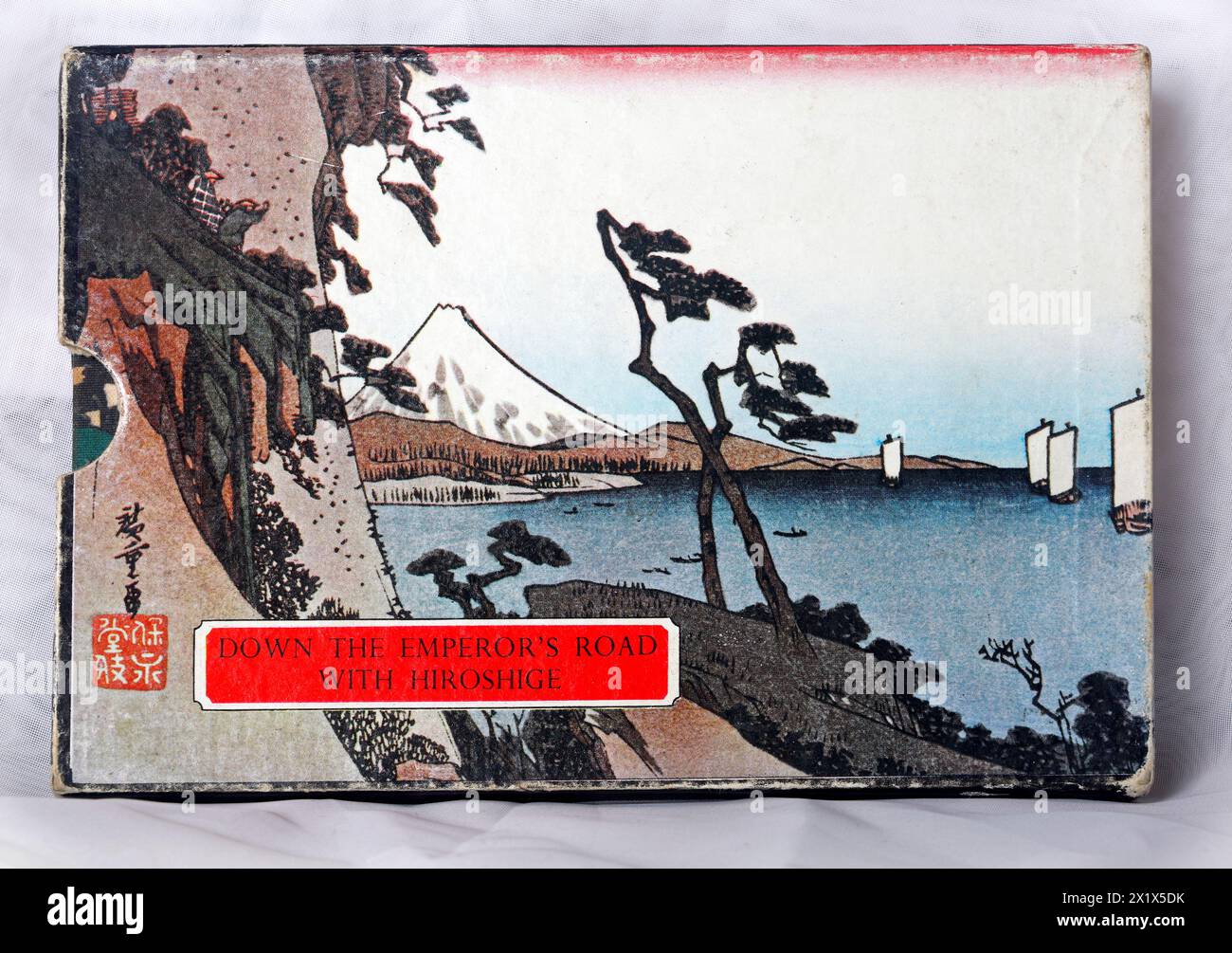 Japanisches Buch in Englisch und Kartenetui - die Kaiserstraße entlang mit Hiroshige. Studio auf hellem Hintergrund eingerichtet. Aufgenommen 2024 Stockfoto