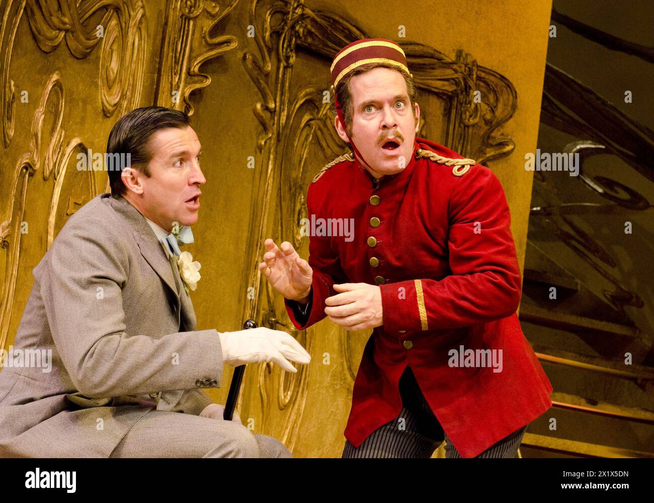 l-r: Jonathan Cake (Romain Tournel), Tom Hollander (Victor Emmanuel Chandebise) in Einem FLOH IN IHREM OHR von Feydeau at the Old Vic, London SE1 14/12/2010 Übersetzung: John Mortimer Set Design: Rob Howell Kostüme: Sue Blane Beleuchtung: Mark Henderson Regie: Richard Eyre Stockfoto