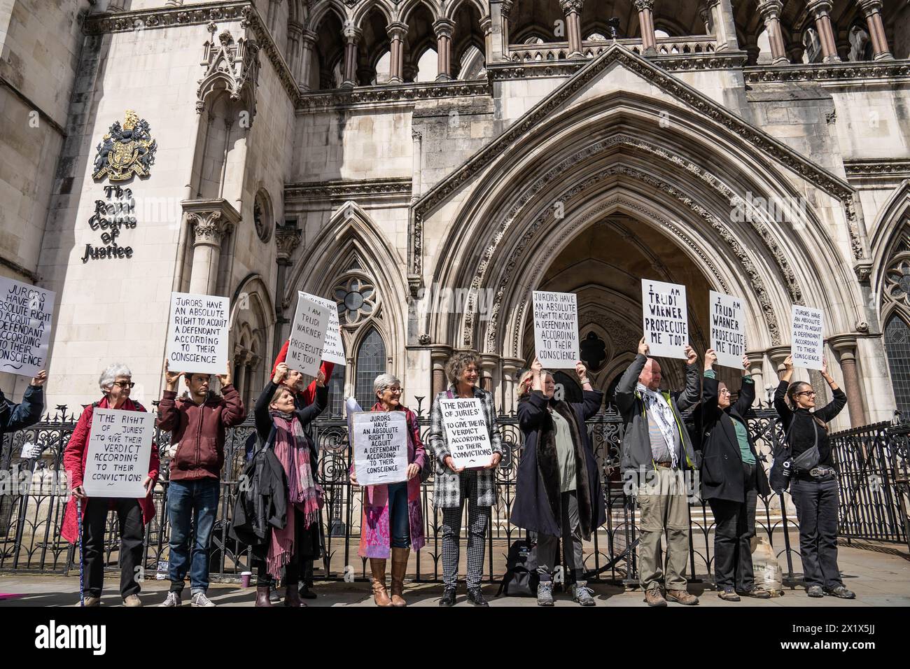 Fort Worth, Texas, USA. April 2024. Königlicher Gerichtshof, London, Vereinigtes Königreich. Besorgte Bürger von der Verteidigung unserer Geschworenen, haben leise ihre Unterstützung für Trudy Warner, 68, gezeigt, den ersten Aktivisten, der letztes Jahr ein Schild hielt, das den Gesetzbuch eines Gerichtshofs in England zitierte. um die Geschworenen und Richter daran zu erinnern, dass "Geschworene das absolute Recht haben, einen Angeklagten nach ihrem eigenen Gewissen freizugeben." mit der Verschärfung der Gesetze, die das Recht auf Protest im Vereinigten Königreich regeln, wurden "Menschen inhaftiert", einfach weil sie Ausdrücke wie "Klimawandel" verwenden oder die Beschreibung verboten haben Stockfoto