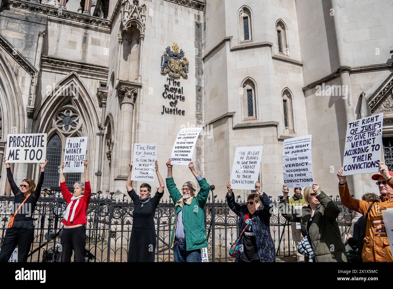 Fort Worth, Texas, USA. April 2024. Königlicher Gerichtshof, London, Vereinigtes Königreich. Besorgte Bürger von der Verteidigung unserer Geschworenen, haben leise ihre Unterstützung für Trudy Warner, 68, gezeigt, den ersten Aktivisten, der letztes Jahr ein Schild hielt, das den Gesetzbuch eines Gerichtshofs in England zitierte. um die Geschworenen und Richter daran zu erinnern, dass "Geschworene das absolute Recht haben, einen Angeklagten nach ihrem eigenen Gewissen freizugeben." mit der Verschärfung der Gesetze, die das Recht auf Protest im Vereinigten Königreich regeln, wurden "Menschen inhaftiert", einfach weil sie Ausdrücke wie "Klimawandel" verwenden oder die Beschreibung verboten haben Stockfoto