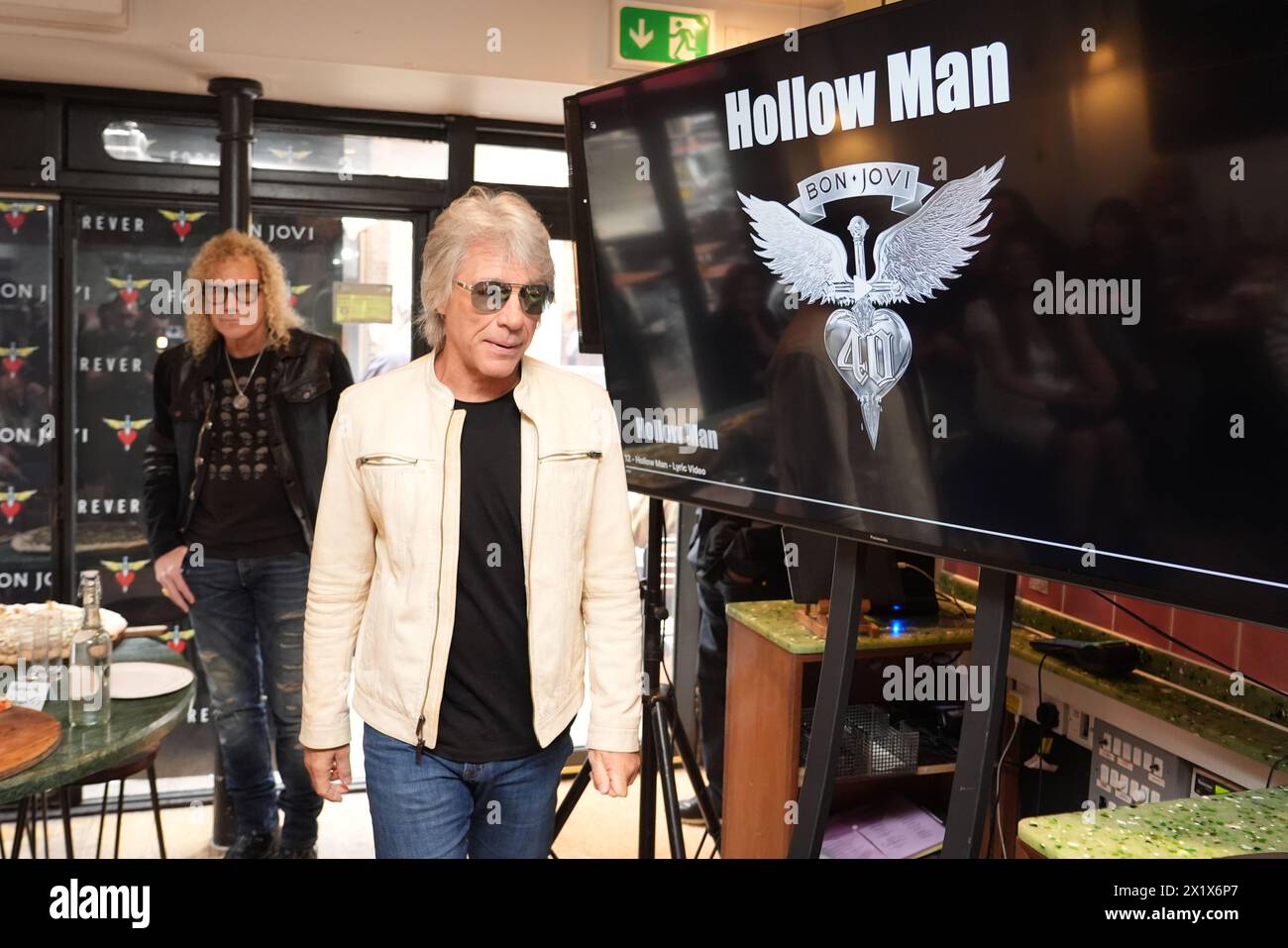 Jon Bon Jovi und David Bryan von der amerikanischen Rockband Bon Jovi mit Fans während einer Pizza-Party und einer Hörveranstaltung für ihr neues Album „Forever“ im Zentrum Londons. Fans, die zum Hören-Event für das Album eingeladen wurden, das am 7. Juni veröffentlicht wird, waren überrascht, als ihre Musikgöttin sich der Londoner Versammlung anschloss. Bilddatum: Donnerstag, 18. April 2024. Stockfoto