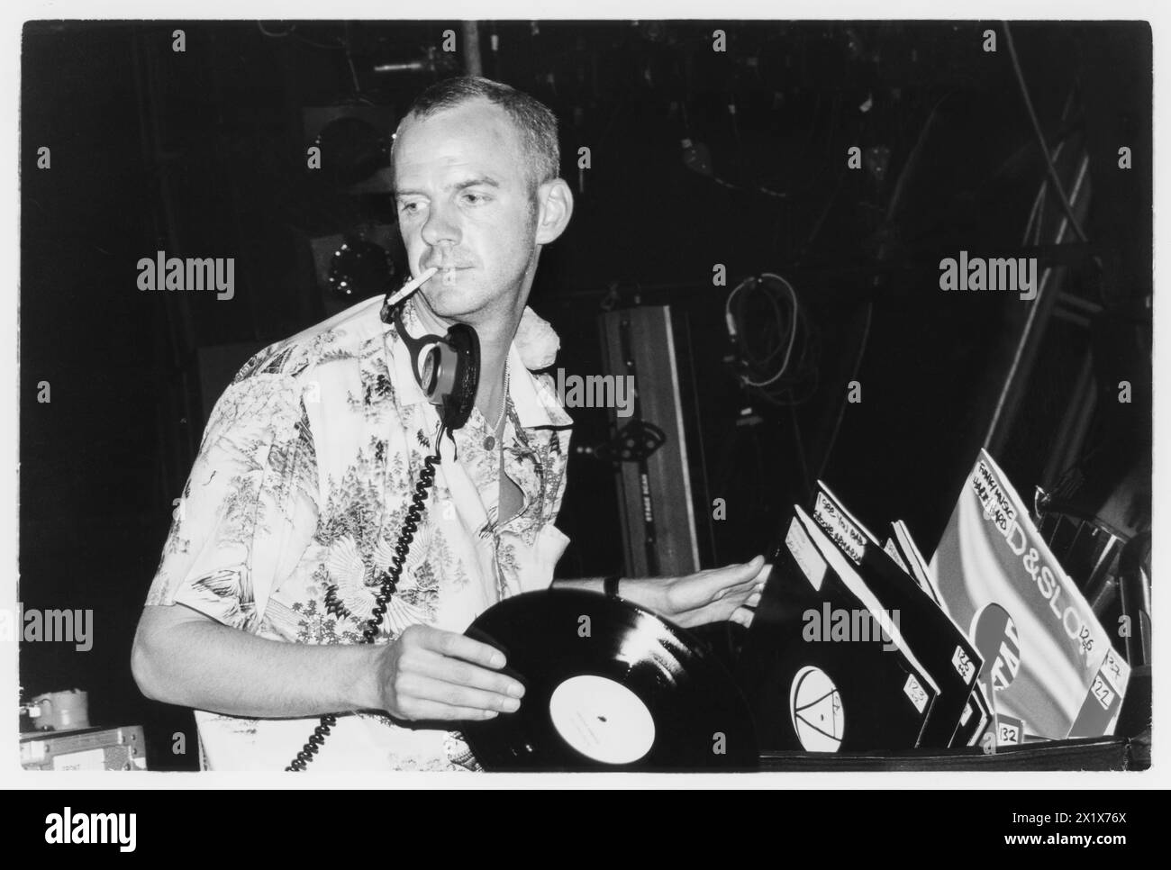 SUPERSTAR DJ, FATBOY SLIM, HOMELANDS FESTIVAL, 1999: Legendärer DJ Fatboy Slim – echter Name Norman Cook – spielt live beim Homelands Festival 1999, während er am 29. Mai 1999 eine Zigarette raucht. Foto: Rob Watkins. Stockfoto