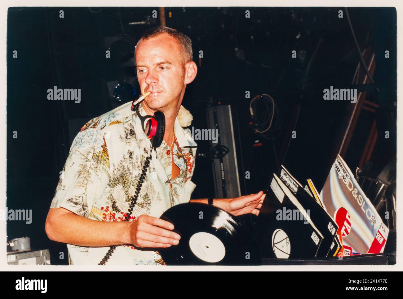 SUPERSTAR DJ, FATBOY SLIM, HOMELANDS FESTIVAL, 1999: Legendärer DJ Fatboy Slim – echter Name Norman Cook – spielt live beim Homelands Festival 1999, während er am 29. Mai 1999 eine Zigarette raucht. Foto: Rob Watkins. Stockfoto