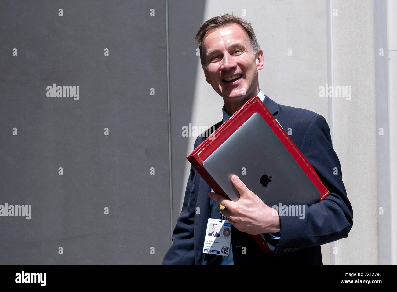 Britain's Chancellor of the Exchequer Jeremy Hunt leaves the G20 meeting during the World Bank/IMF Spring Meetings at the International Monetary Fund (IMF) headquarters in Washington, Thursday, April 18, 2024. (AP Photo/Jose Luis Magana) Stockfoto