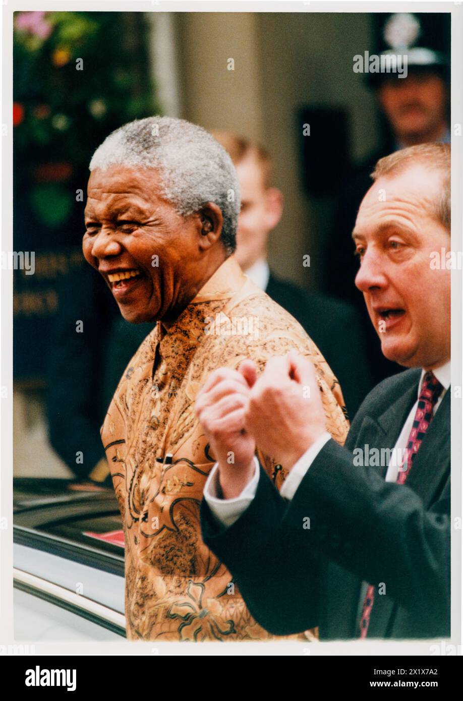 NELSON MANDELA, TAGUNG DES EUROPÄISCHEN RATES, CARDIFF, 1998: Der südafrikanische Präsident Nelson Mandela besucht die Tagung des Europäischen Rates am 16. Juni 1998 in Cardiff, Wales, Vereinigtes Königreich. Auf diesem Bild wird Nelson Mandela von dem walisischen Außenminister Ron Davies von der Labour Party begleitet. Foto: Rob Watkins Stockfoto