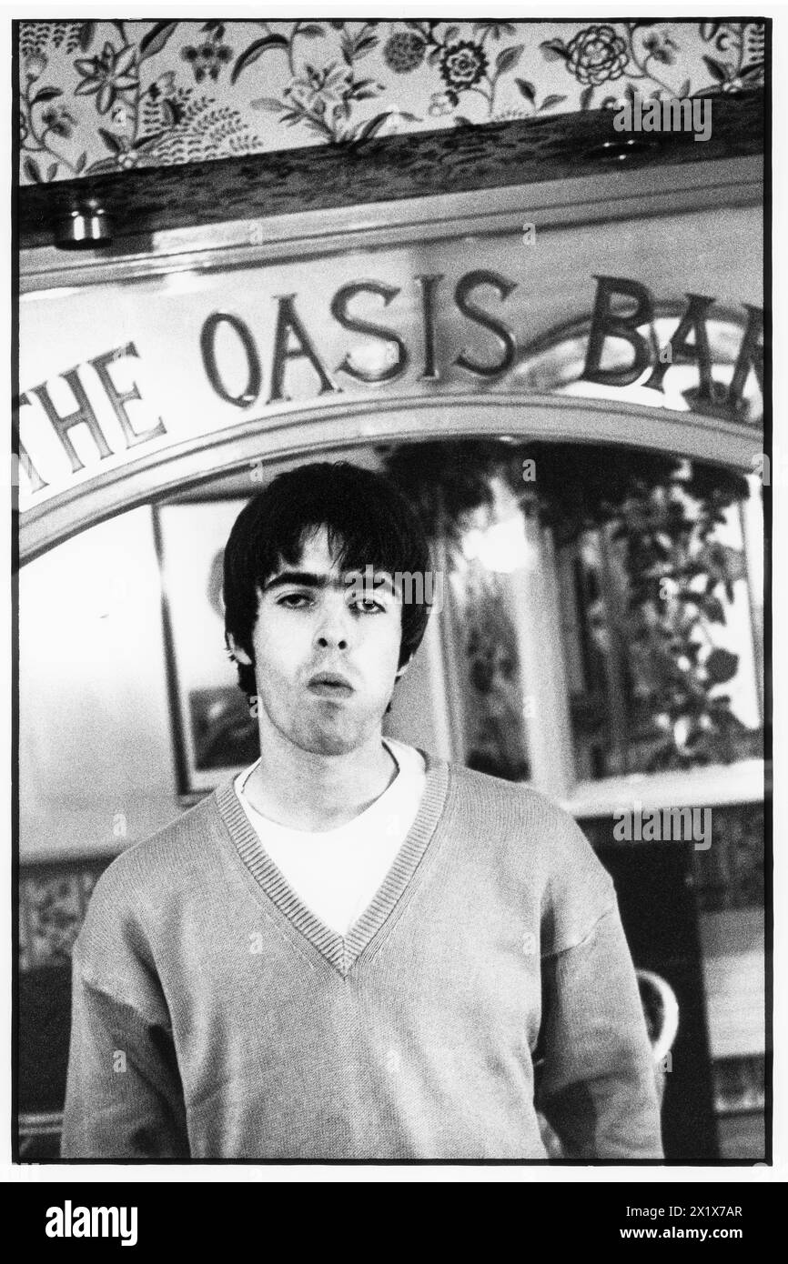 LIAM GALLAGHER, JUNG, PORTRAIT, OASIS, 1994: Liam Gallagher of Oasis in der entsprechend benannten Bar des King's Head Hotels in Newport, Wales, 3. Mai 1994. Foto: Rob Watkins Stockfoto